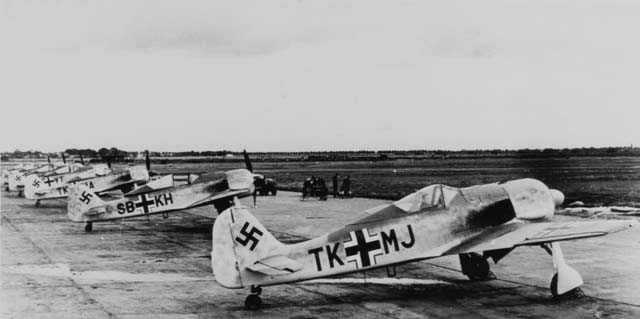 FW190A1-II.4.JG26-White(5+-)-(TK+MJ)-WrkN110036-with-Engine-Running-&-6.JG26-(SB+KH)-WrkN110008-&-Five-Others-At-Bremen-Germany-Spring-1941-11f-s.jpg (43K)