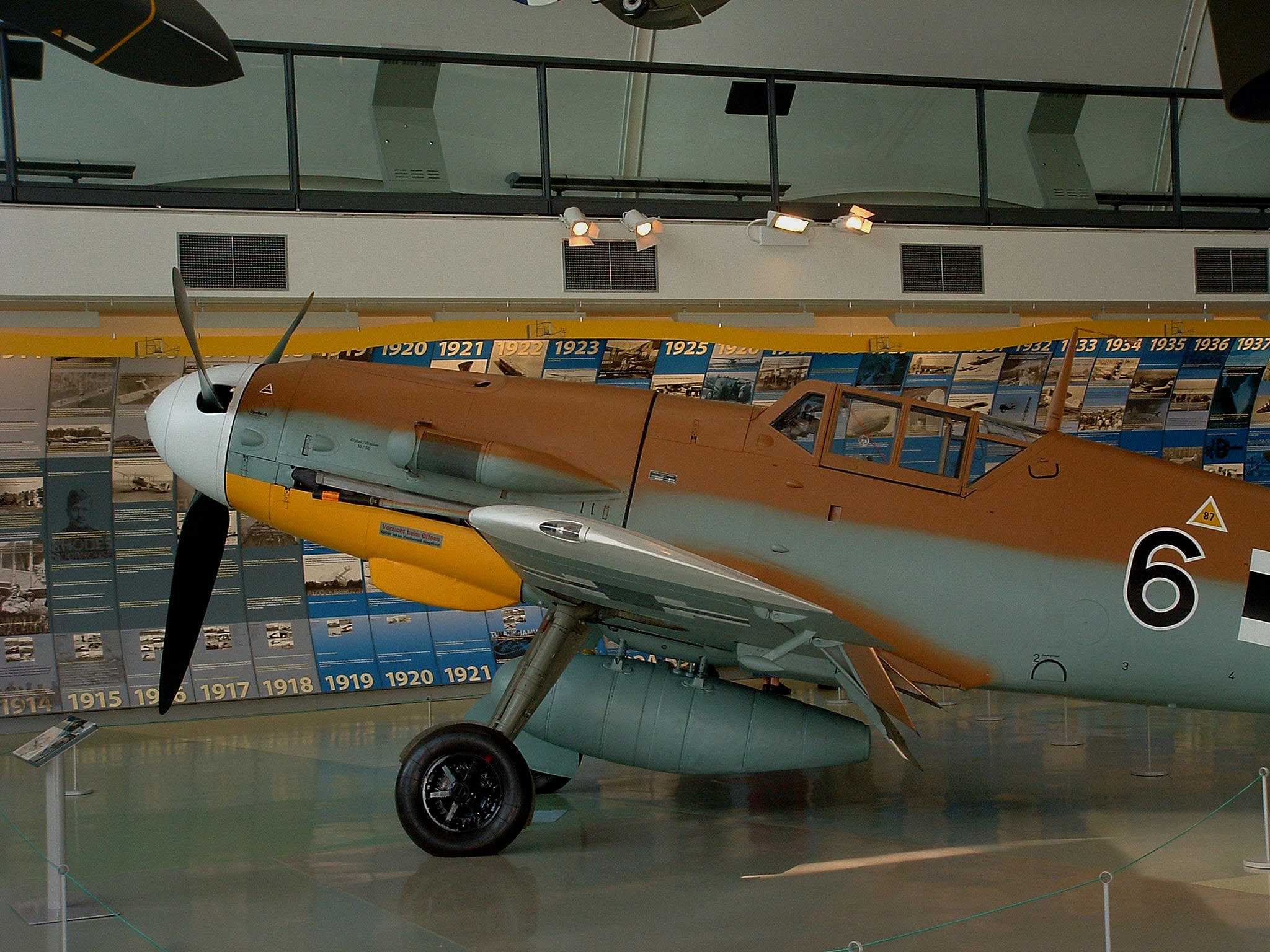 Me109G2Trop-III.8.JG77-(PG+QJ)-WrkN10639-Black6-Later-3rd-Squadron-RAAF-(CV+V)-(RN228)-Restored-&-Used-At-Air-Shows_Hendon_13f-s.jpg (354K)