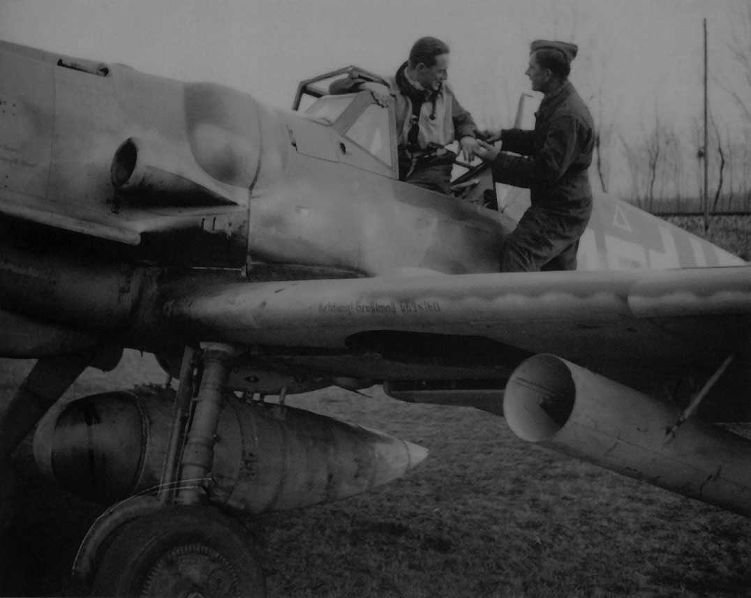 Me109G6R3W-III.9.JG53-Yellow(15+I)-WrkN161948-Flown-By-Leutnant-Fritz-R.G.-Muller-with-Two-21cm-Werfergranate-(WGr21)-Rocket-Mortar-Launchers-At-Bad-Lippspringe-Germany-Early-1944-6f-s.jpg (84K)